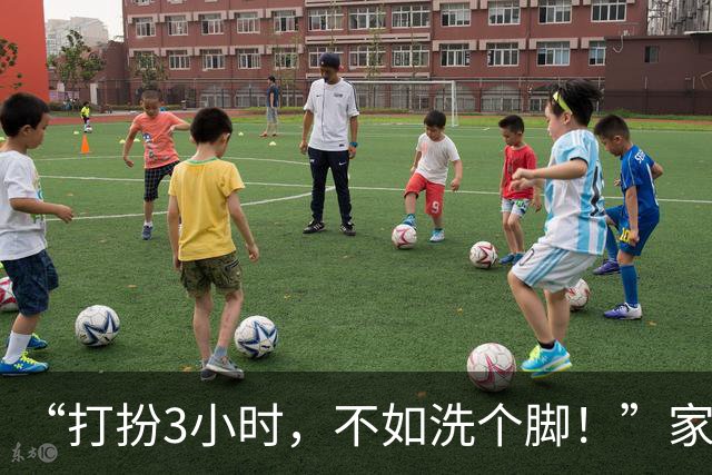 “打扮3小时，不如洗个脚！”家长盛装出席接孩子，大爷眼神说明一切